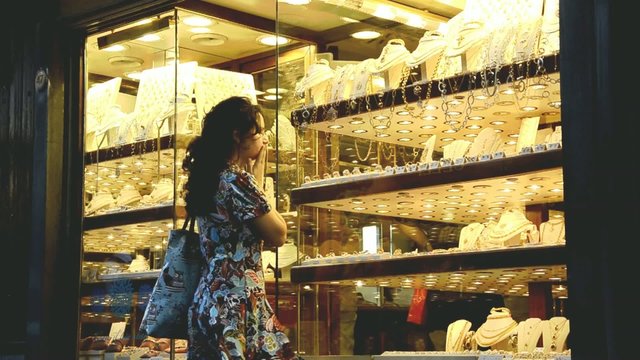 ragazza in gioielleria