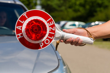 Polizist oder Polizei in Streife hält Auto an