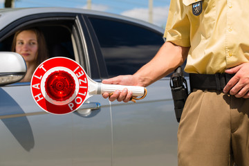 Polizist oder Polizei in Streife hält Auto an