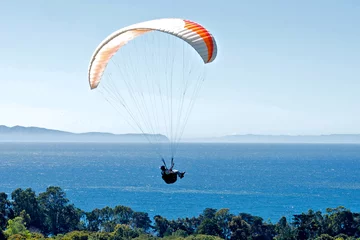 Deurstickers Paraglider above the Pacific Ocean © kenkistler1