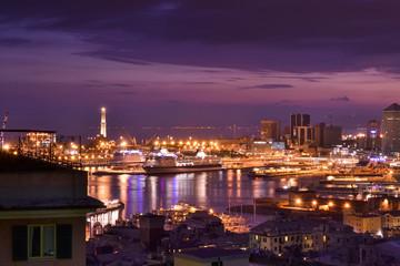 Lo skyline di Genova dopo il tramonto