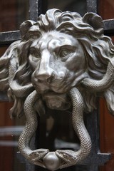 Lion et serpents de porte parisienne