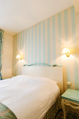Fototapeta na wymiar Pokój hotelowy z podwójnym łóżkiem