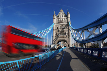 Fototapeta na wymiar Tower Bridge z autobusem w Londynie