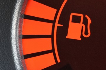 Tankanzeige eines Autos