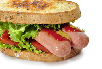 Emparedado de salchichas.