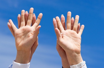 H&auml;nde und Himmel - Hands and blue sky