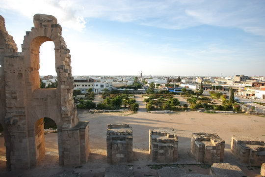 El Djem, Amphitheatre with city skyline