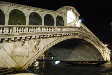 Ponte di Rialto di notte