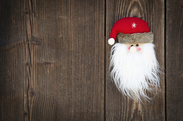 Weihnachtlicher Hintergrund aus Holz mit Nikolaus