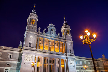 Fototapeta na wymiar Katedra Almudena w Madrycie Hiszpania