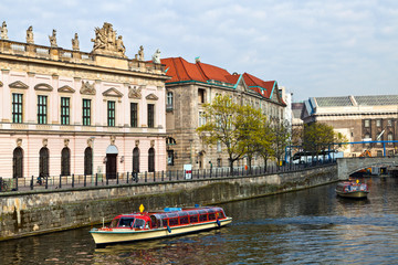 Obraz premium Seughauskino and German History Museum besides the Spree River,