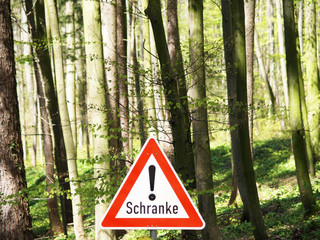 Warnschild Schranke mitten im Wald 1