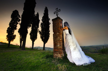 sposa fantasma che prega