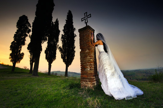 sposa fantasma che prega