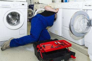Techniker repariert eine Waschmaschine