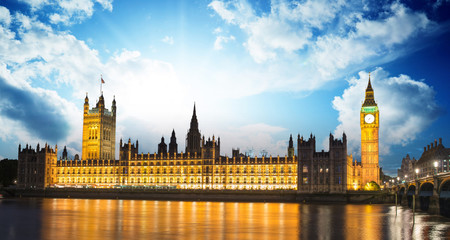 Fototapeta na wymiar Big Ben i House of Parlament w Tamizy Międzynarodo