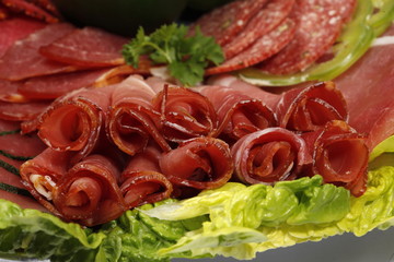Partyplatte mit Schinken und Salami