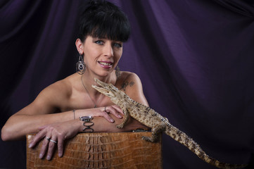 Naklejka premium une femme et son bébé crocodile