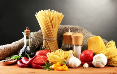 Badkamer foto achterwand Pasta spaghetti, groenten en kruiden, © Africa Studio