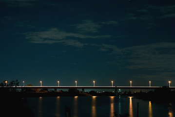 荒川の河川敷と橋