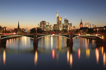 Fototapeta na wymiar Frankfurt skyline w nocy