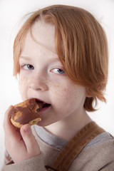 Enfant mangeant un gateau