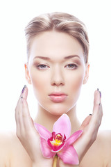 Obraz na płótnie Canvas zdrowy piękna kobieta z różowy kwiat