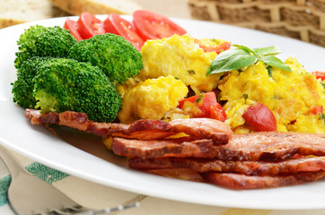 Scrambled eggs with bacon