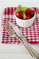 Tomaten mit Silberbesteck