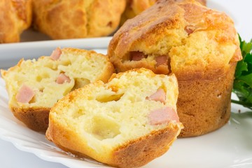 muffin con prosciutto e mozzarella