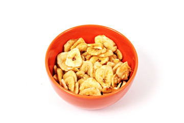 Bananenchips in der Schale auf weiß isoliert
