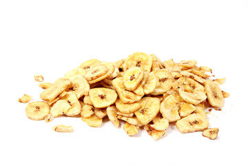 Bananenchips auf weiß isoliert