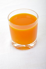 Frischer Bio Karottensaft im Glas