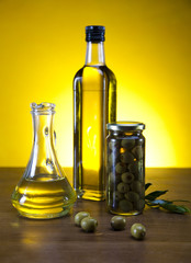 Obraz na płótnie Canvas Olive oil and olives 