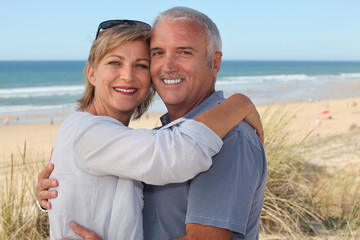 Obraz premium senior couple on vacation embracing