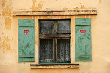 Fototapeta na wymiar altes Fenster mit herzchen