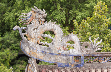Fototapeta premium Chinese dragon ornament on a rooftop