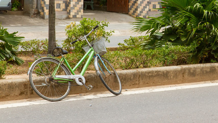 Fototapeta na wymiar Porzucony rower na ulicach