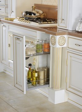 Kitchen sliding case with a set of spices