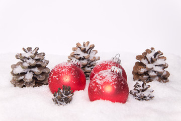 Weihnachtskugeln rot Schnee Tannenzapfen