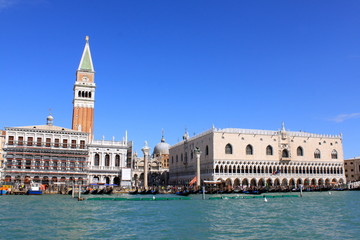 Fototapeta na wymiar Campanile i Pałac Dożów w Wenecji - Włochy