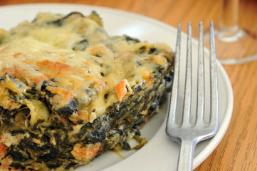 Assiette de lasagnes aux épinards et saumon