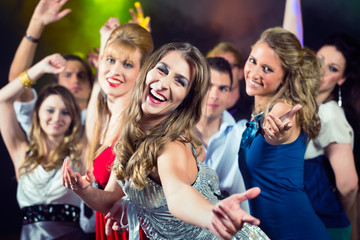 Leute tanzen in Club oder Disco Party