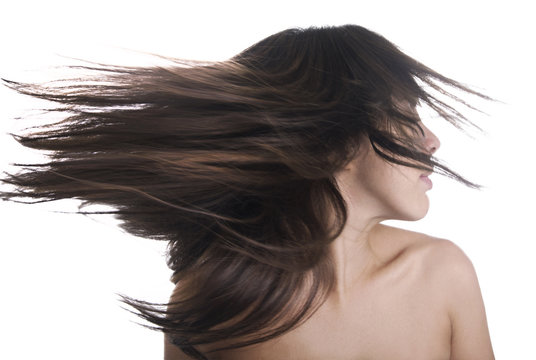 Ragazza con capelli al vento