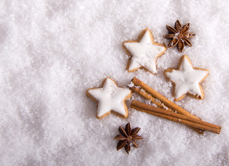 Zimtsterne, Sternanis und Zimtstangen im Schnee Weihnachtsdeko - 46314475