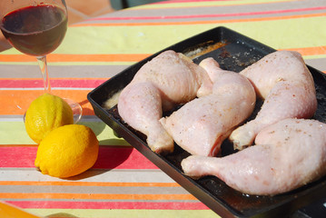 POLLO, CUARTOS TRASEROS AL LIMÓN Y VINO
