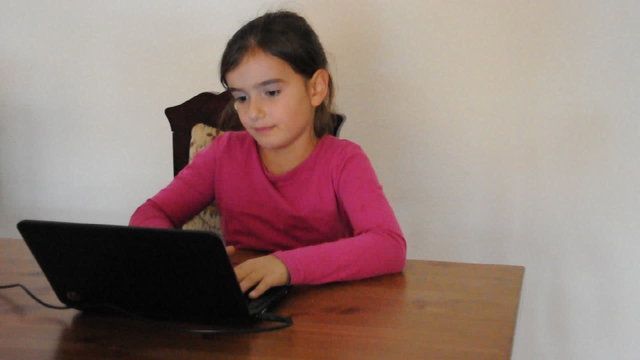M&auml;dchen mit Laptop