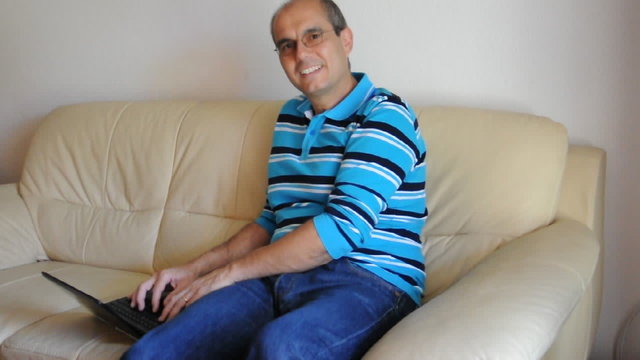 Mann mit Laptop