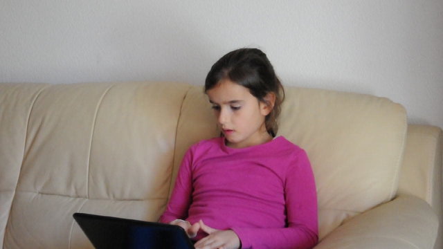 M&auml;dchen mit Laptop